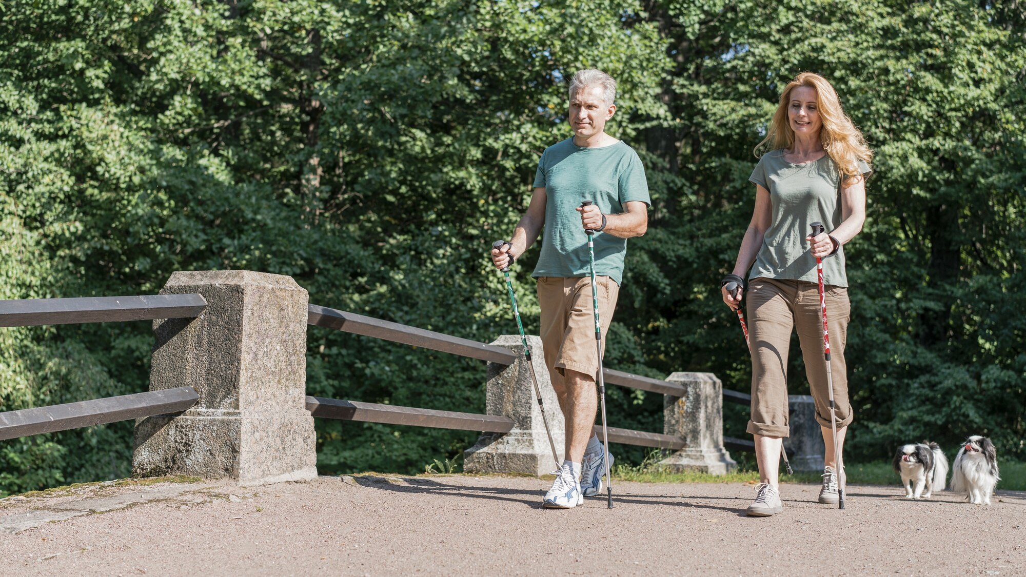 Personas mayores caminando al aire libre en un parque